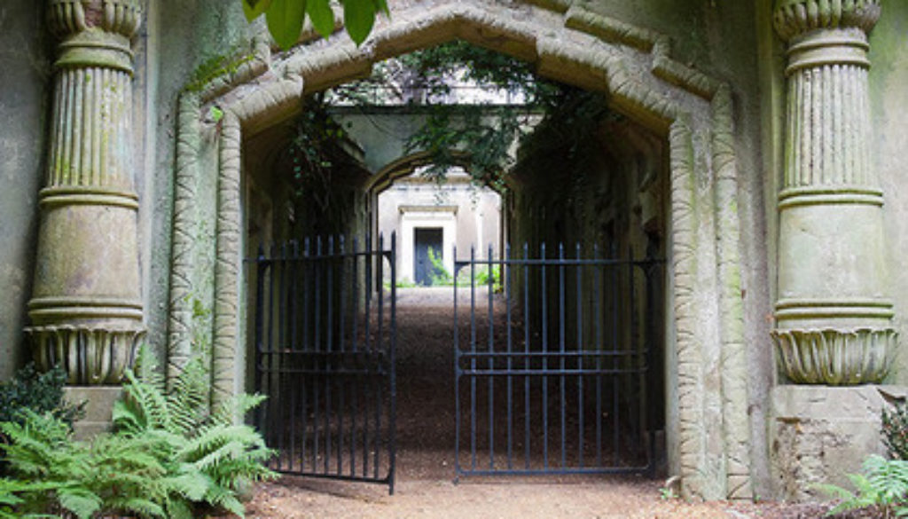 Highgate Cemetery Egyptian Avenue sm